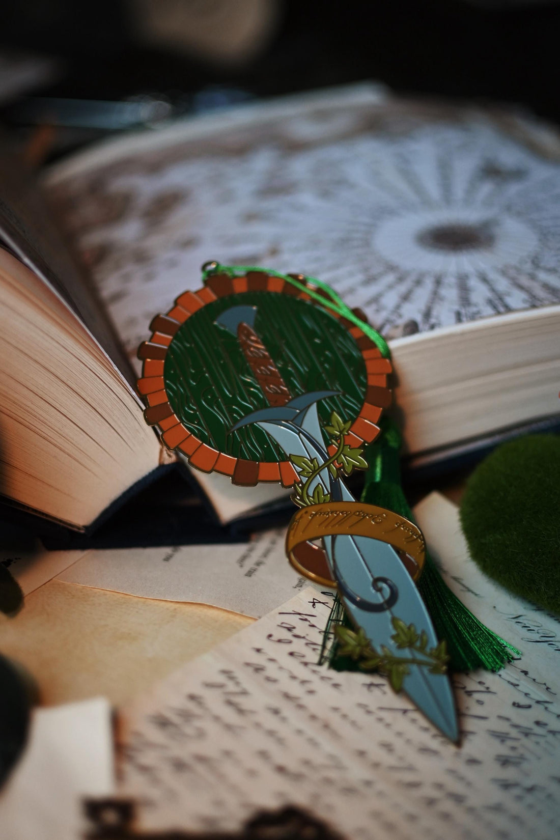 No0neDesigns The Hobbit inspired bookmark featuring Bilbo Baggins' front door to his hobbit hole, his sword sting and the one ring. 