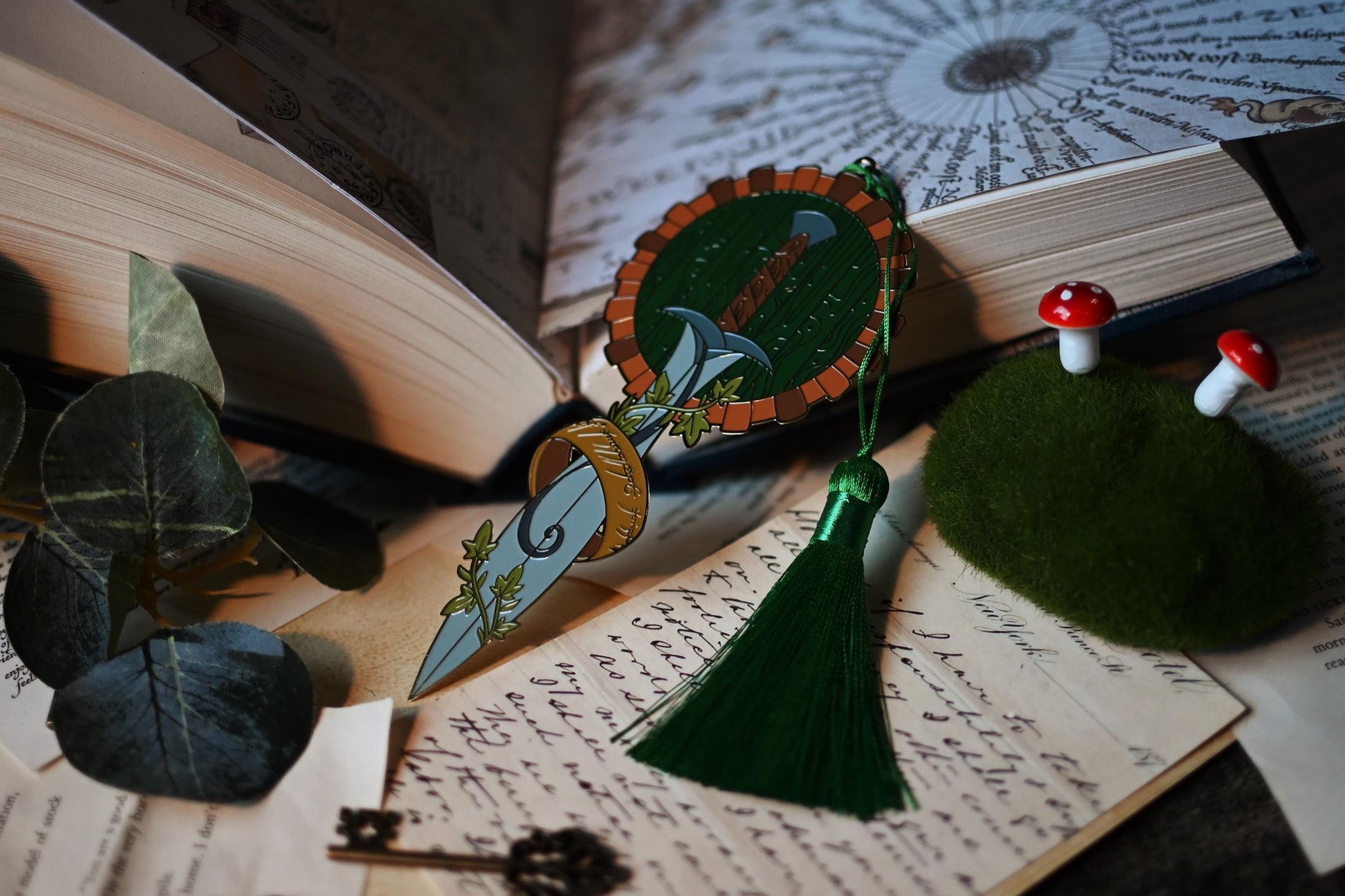 No0neDesigns The Hobbit inspired bookmark featuring Bilbo Baggins' front door to his hobbit hole, his sword sting and the one ring. 
